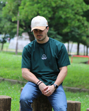 T-shirt IJC Basic vert, porté par Léo, de face, avec la casquette Tous Imparfaits