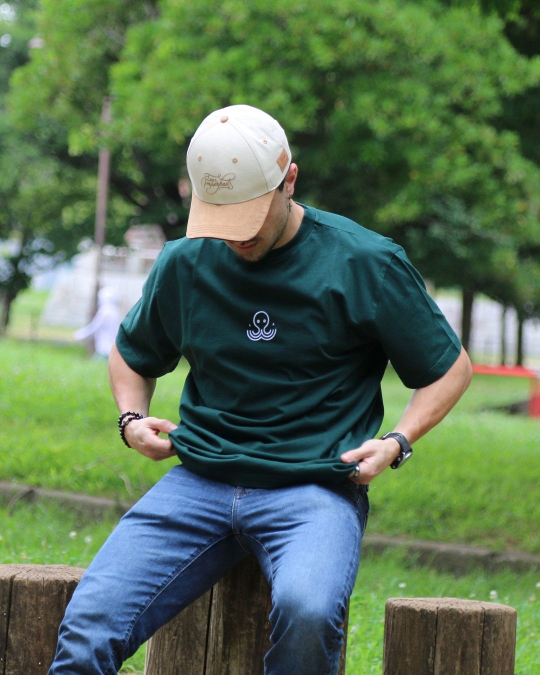 T-shirt IJC Basic vert, porté par Léo, de face, assis