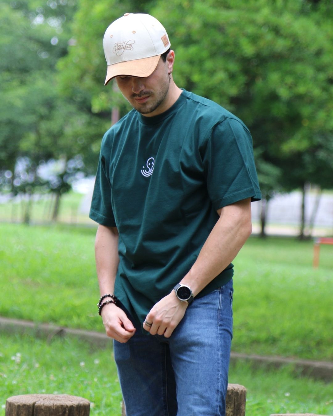 T-shirt IJC Basic vert, porté par Léo, de face, en extérieur dans un parc
