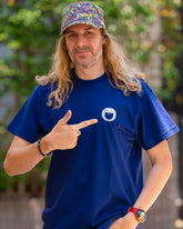 Tev montrant le logo Fujiwara de face sur le t-shirt bleu