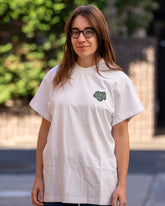 T-shirt Matsunaga blanc de face, porté par Eva d'Ici Japon Corp