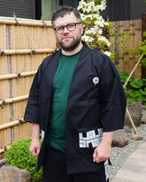Jérémie debout en extérieur, portant le yukata noir Tous Imparfaits